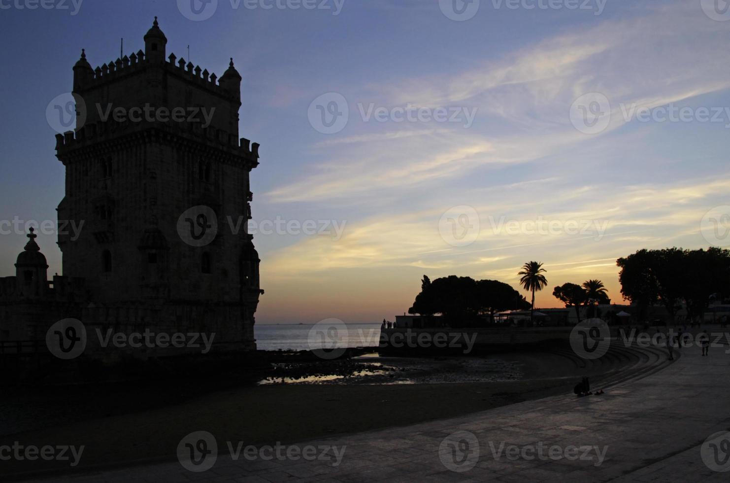 torre de belem em lisboa, portugal, durante o anoitecer foto