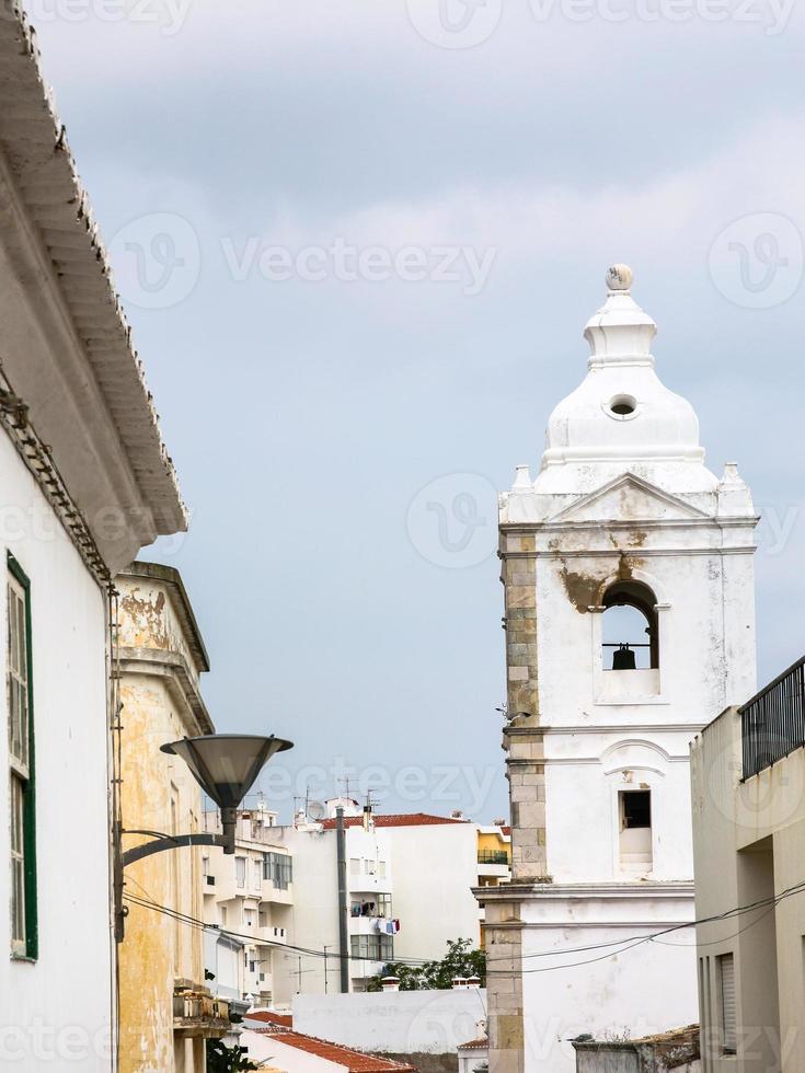 torre do sino da igreja na cidade de lagos portugal foto