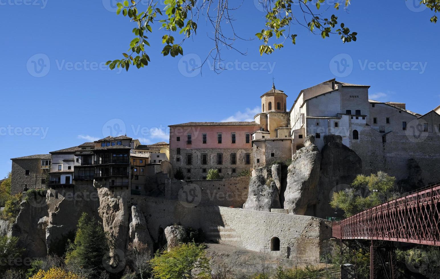 belos edifícios em cuenca, espanha, durante a temporada de outono foto