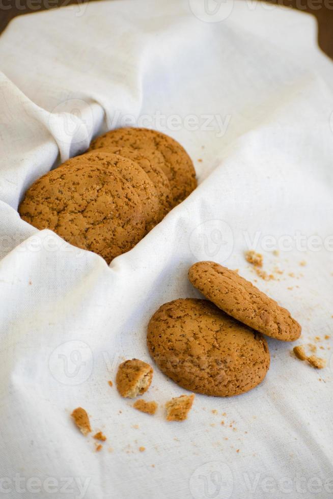 biscoitos de aveia caseiros com passas. biscoitos saudáveis. biscoitos de aveia no café da manhã. foto