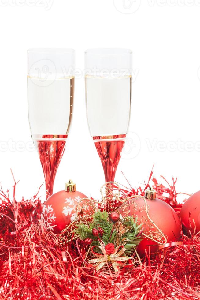 copos de vinho espumante e figura de anjo em vermelho foto