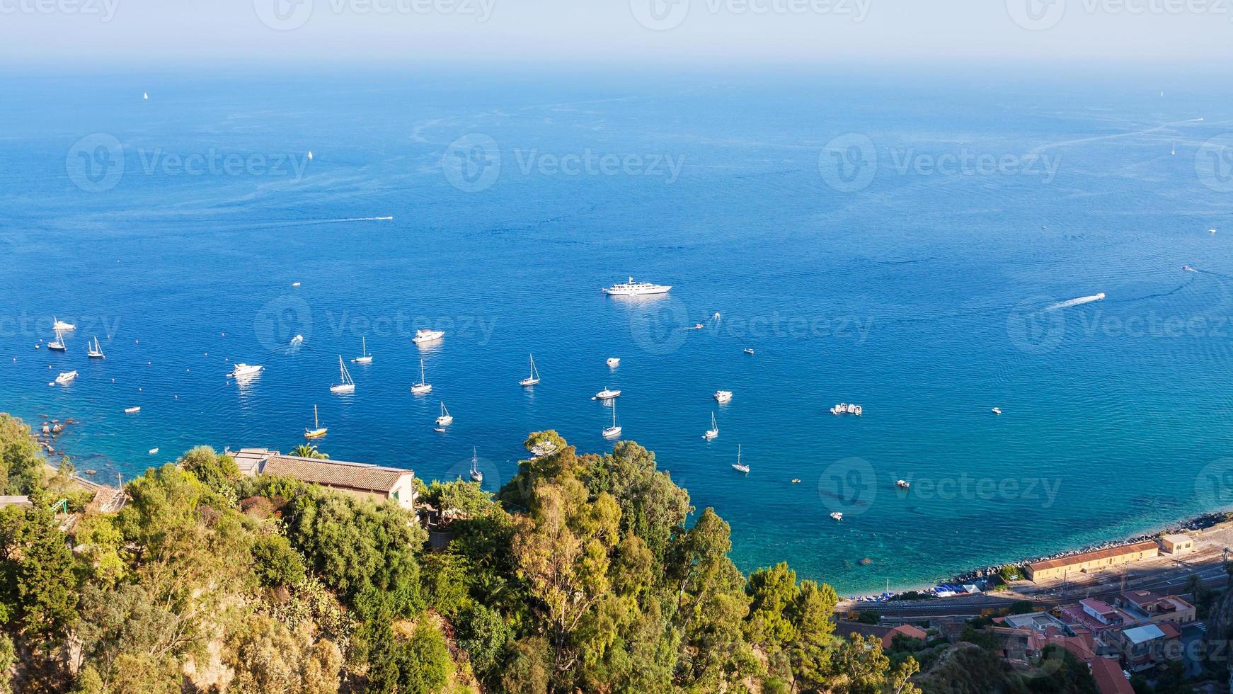 vista do mar jônico da cidade de taormina na sicília foto