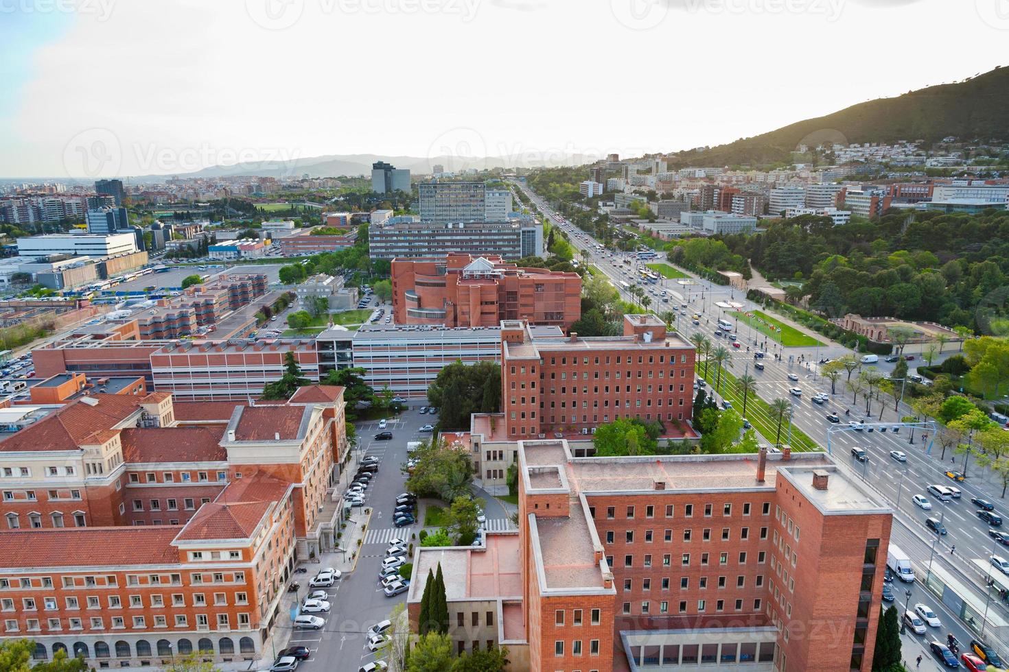 avenida diagonal e jardim de pedralbes palácio real em barcelona foto