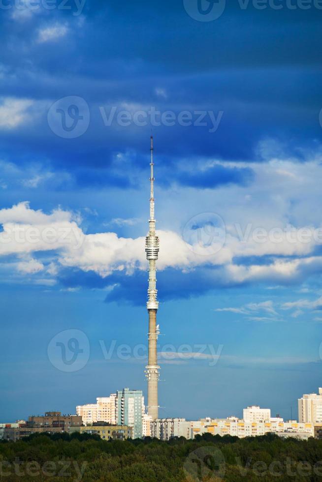 paisagem urbana com torre na tarde foto