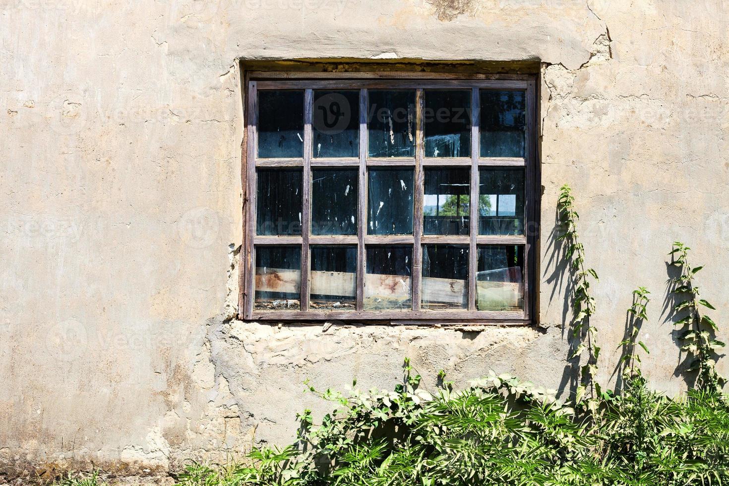 janela no antigo prédio gasto foto