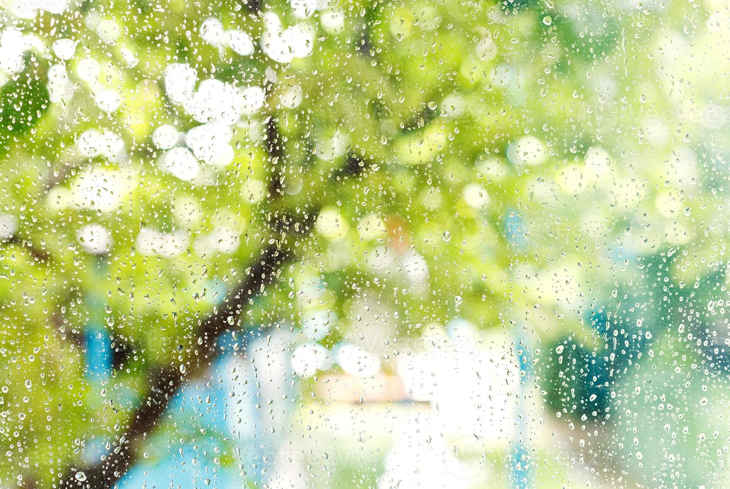 janela de casa com pingos de chuva após a chuva de verão foto