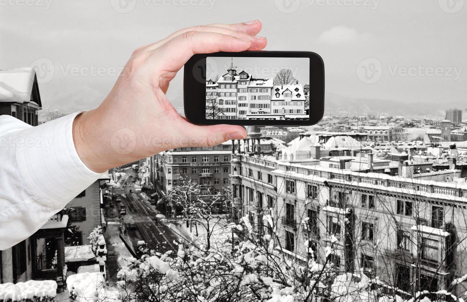 turista tirando foto da rua de Zurique no inverno