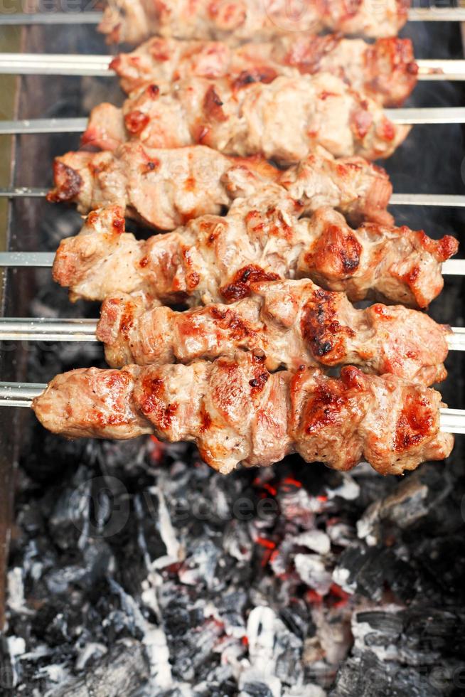 espetos com shish kebabs sobre carvão em brasa foto
