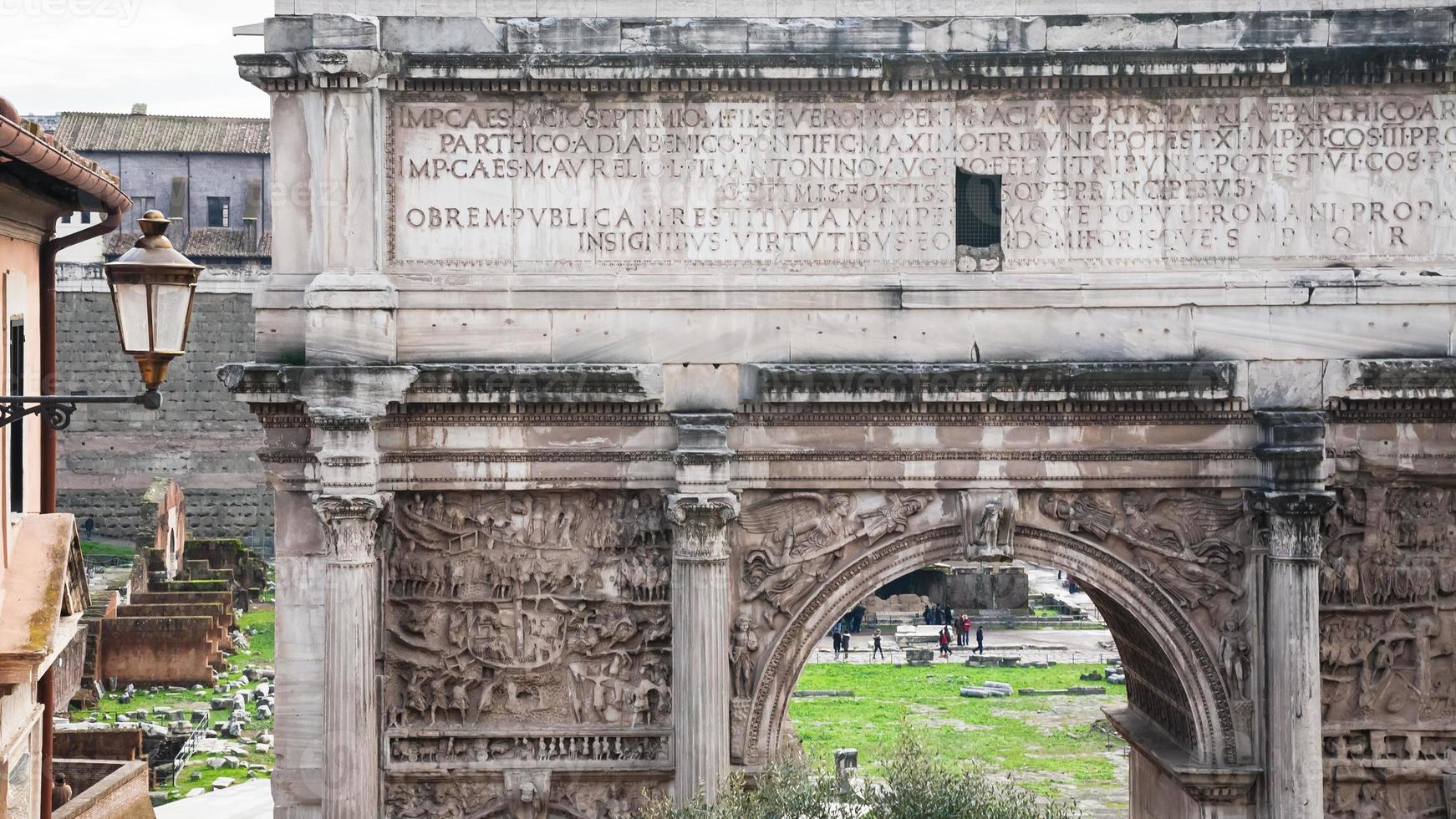 arco de septímio severo no fórum romano foto