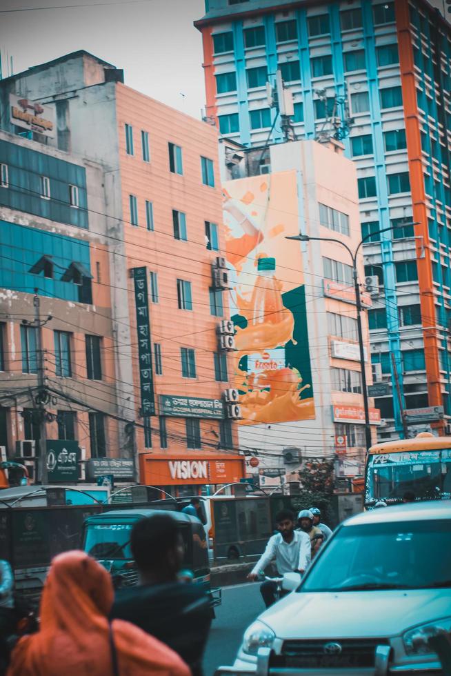 as pessoas andando na rua. foto