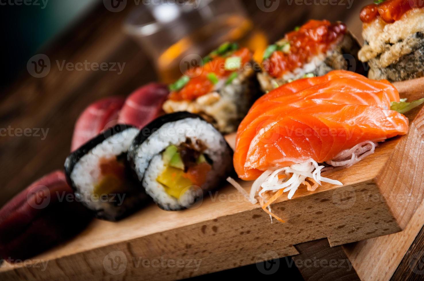 frutos do mar, sushi japonês na mesa de madeira velha foto