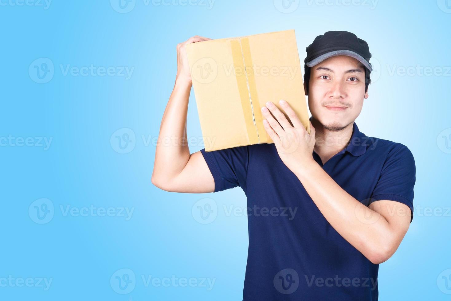 sorrindo bonito entregador asiático dando e carregando parcela foto