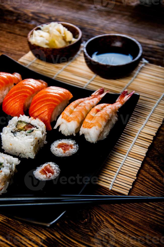 conjunto de sushi fresco japonês foto