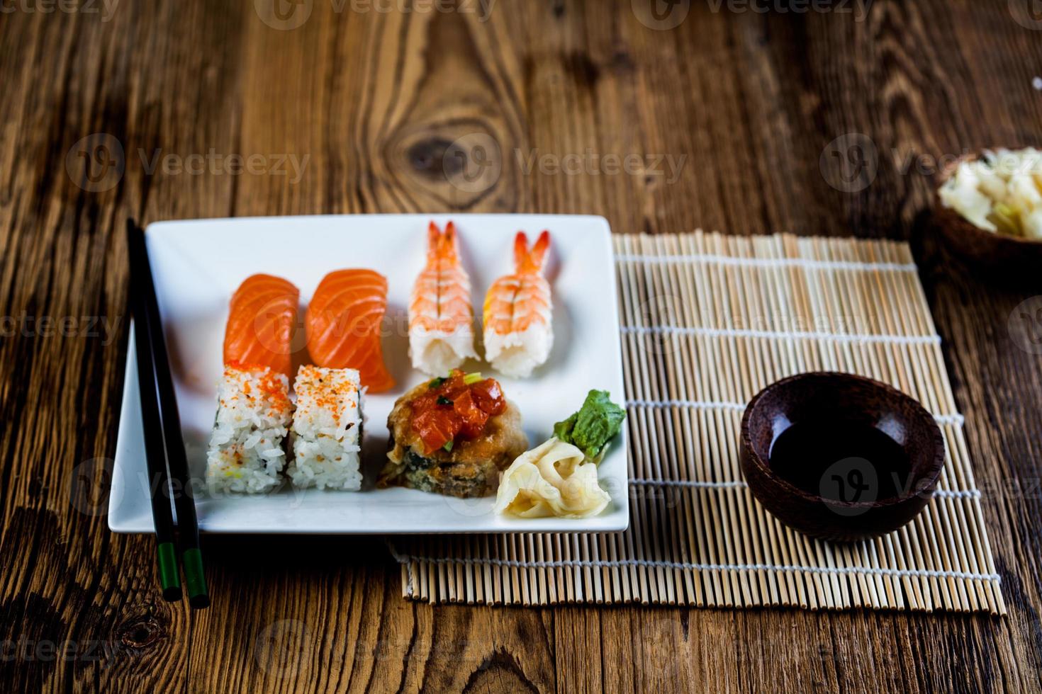 conjunto de sushi japonês fresco foto