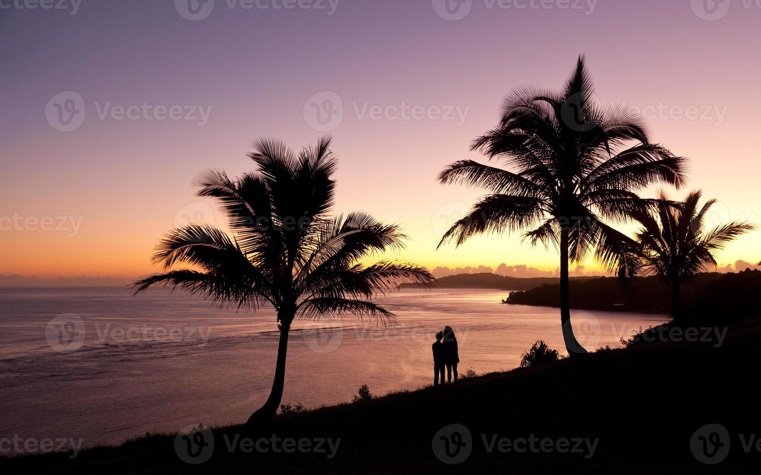 casal assistindo o nascer do sol em kauai foto