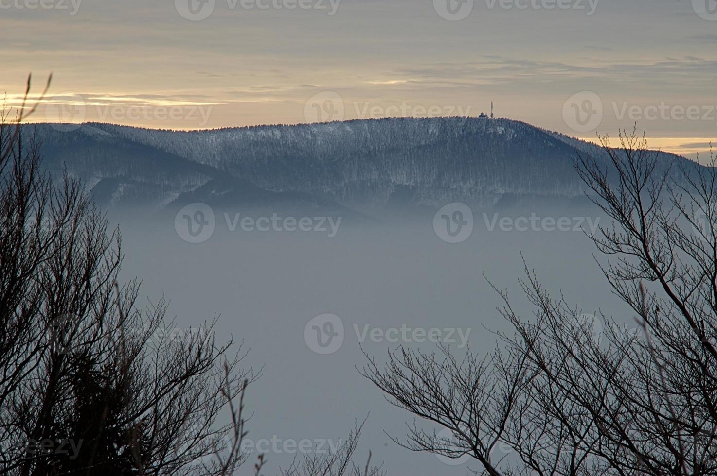 uma vista da paisagem de montanha foto