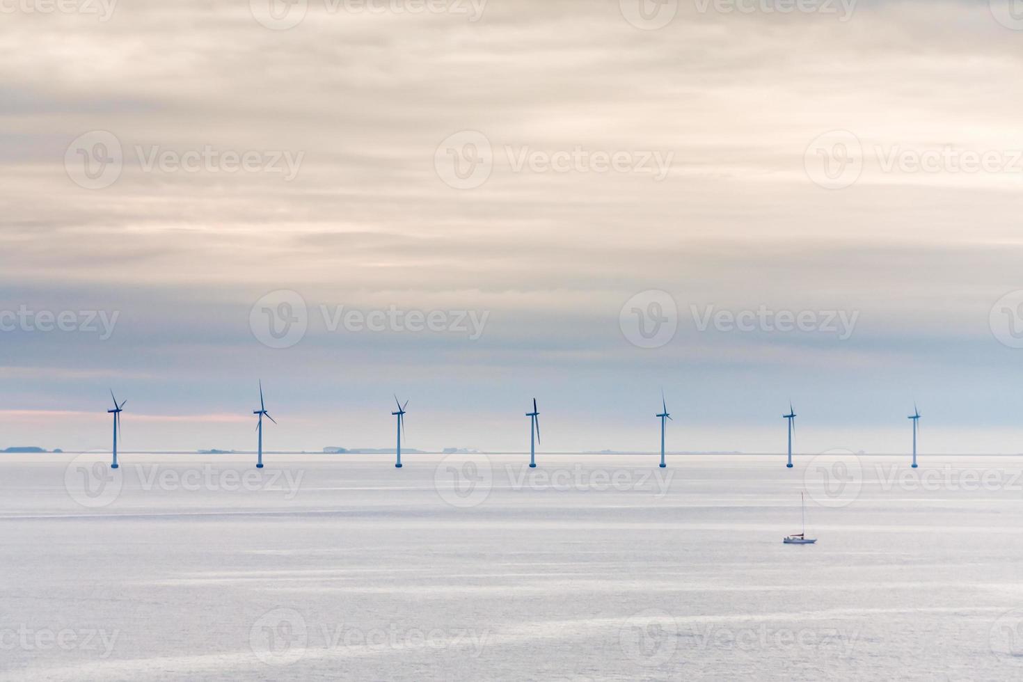 parque eólico offshore no início da manhã foto