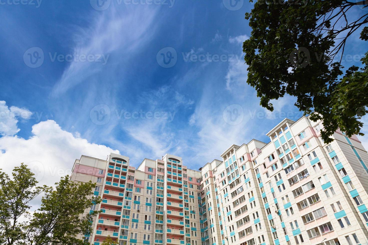 nova casa municipal sob o céu azul foto