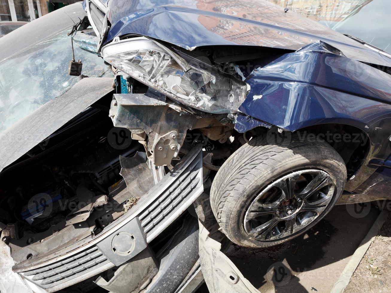 dois carros durante o acidente de viação foto