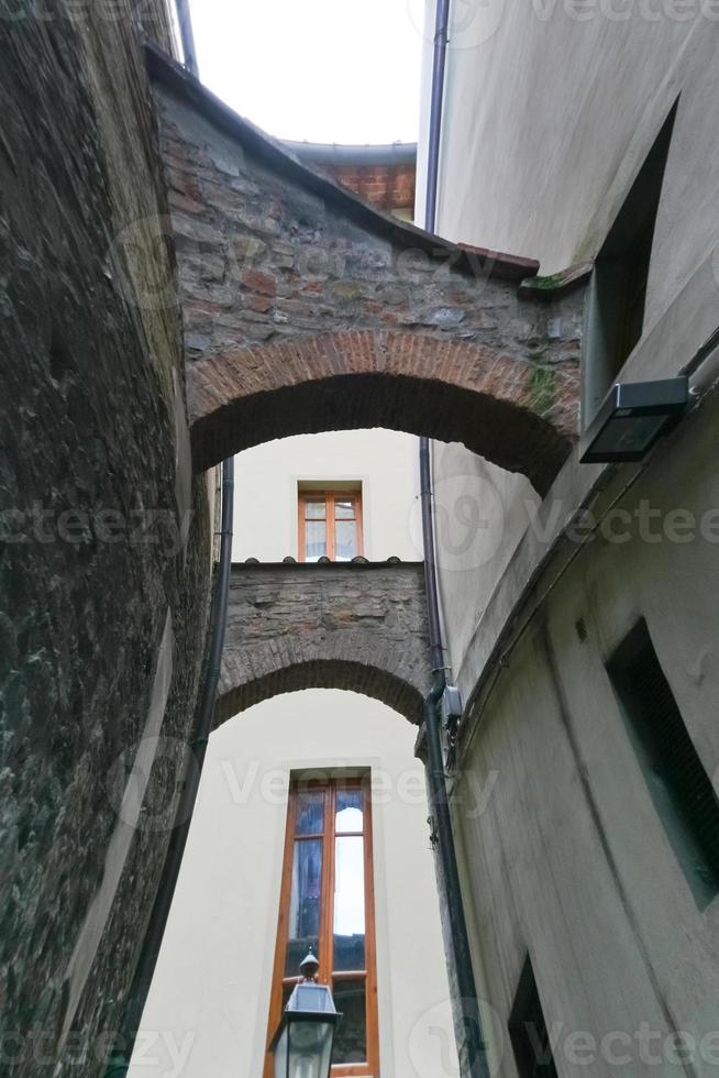 estreita rua medieval em florença, itália foto