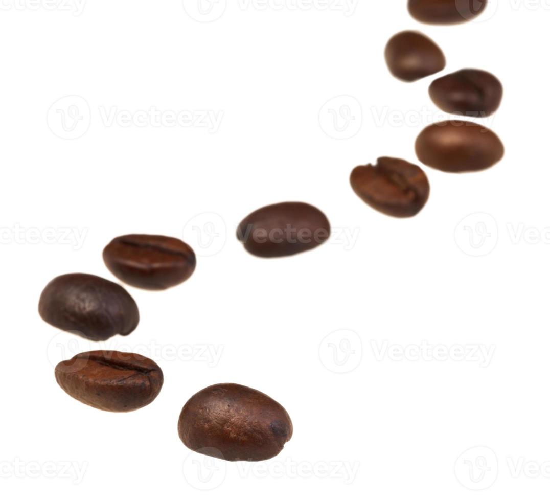 padrão de linha sinuosa de grãos de café torrados isolado foto