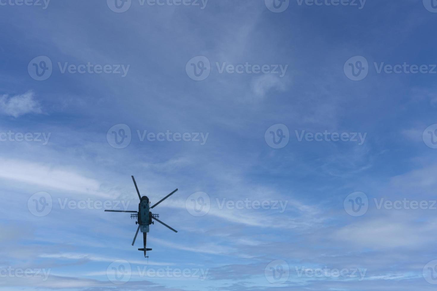 helicóptero militar russo voa no céu. vista de baixo. foto