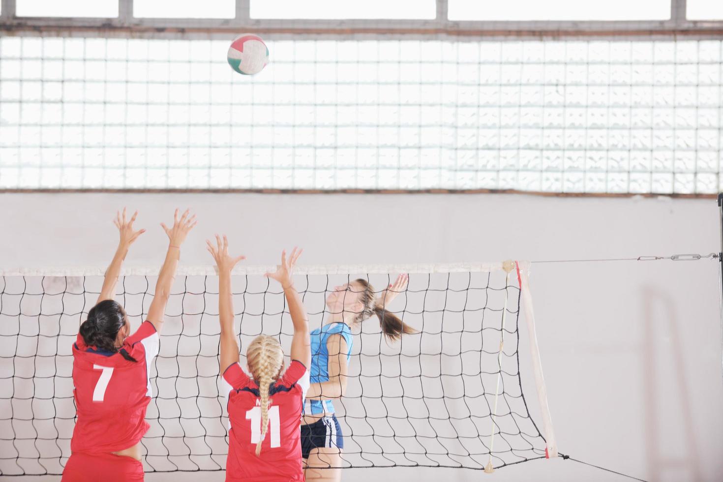 meninas jogando vôlei jogo indoor foto