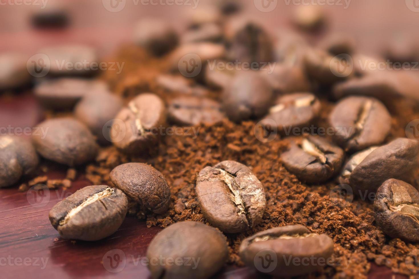 close-up de grãos de café e café moído foto