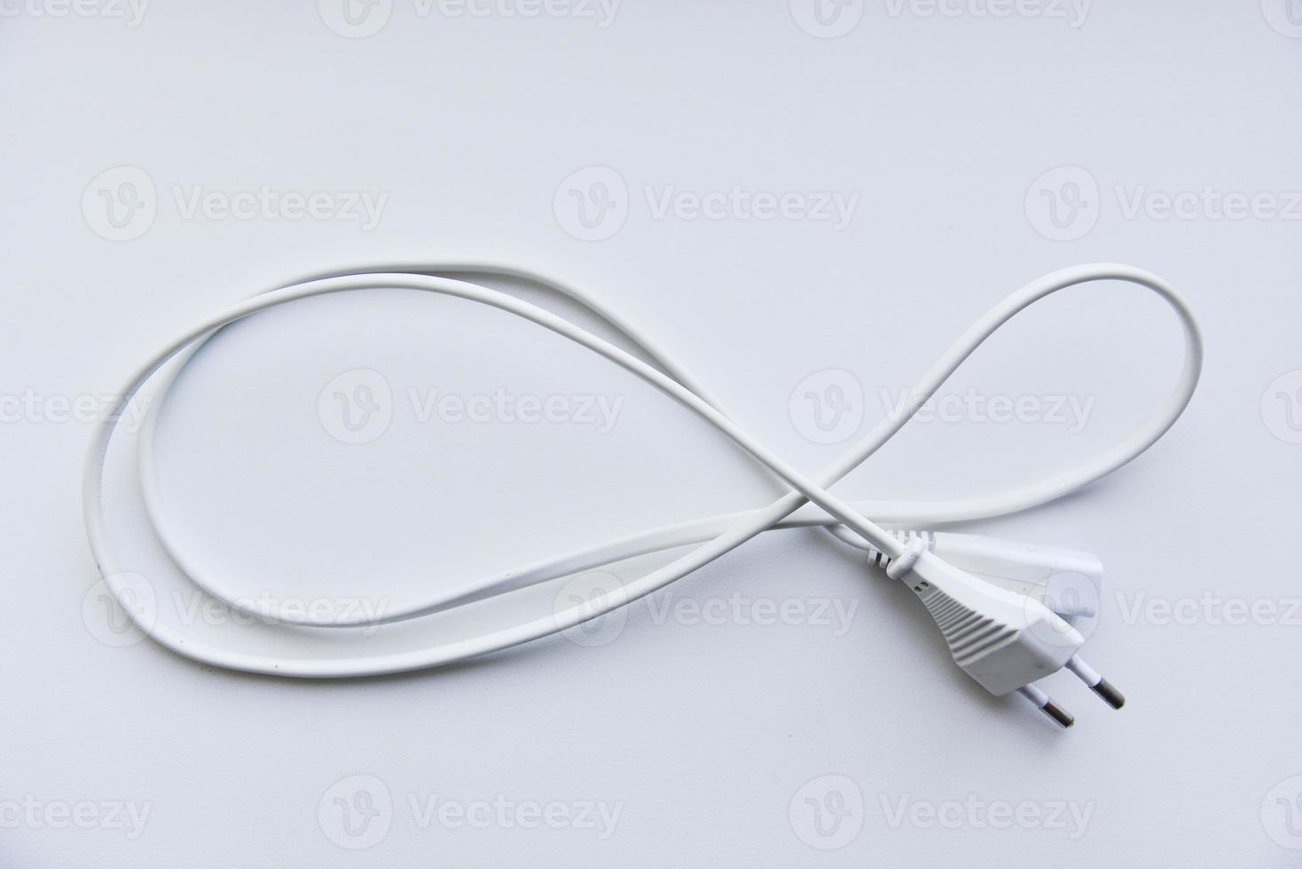 cabo de alimentação branco em um fundo branco. cabo elétrico em um fundo branco. foto