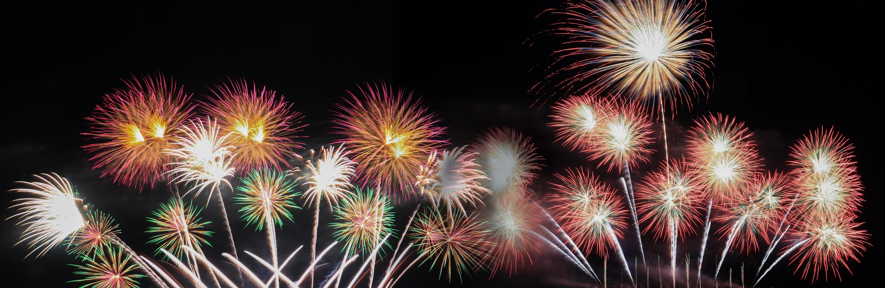 celebração de fundo abstrato colorido feriado fogos de artifício na véspera de ano novo um festival de alegria fogos de artifício no céu noturno e uma celebração da declaração de independência. foto