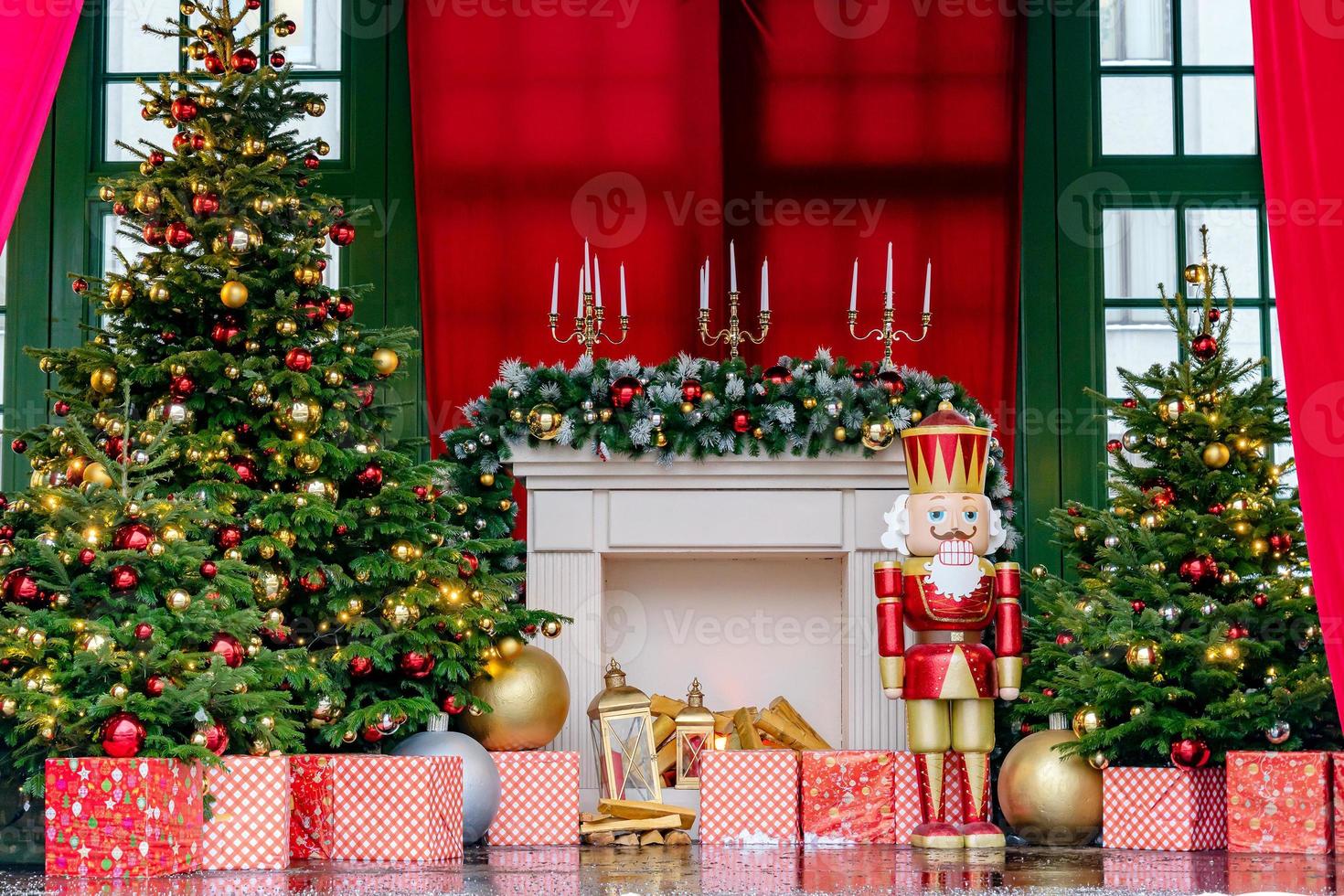 palco de teatro com decorações de ano novo. lareira, quebra-nozes. caixas de presente. celebração de natal performance para crianças e adultos durante as férias de inverno foto