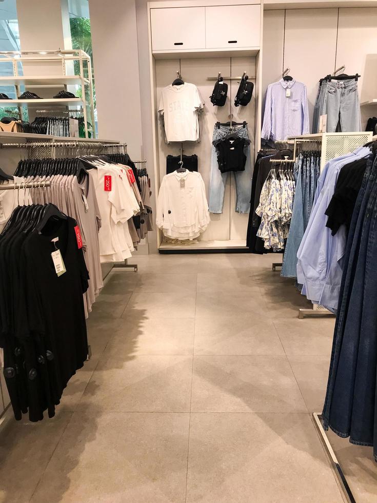 surakarta - indonésia, 2022 exibição de roupas e calças no shopping foto