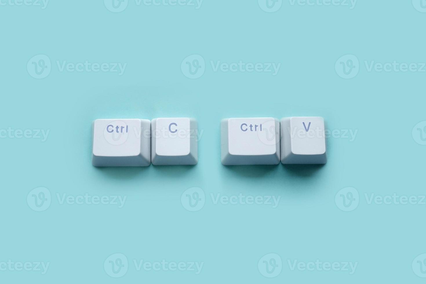 ctrl c, ctrl v botões do teclado, copie e cole o atalho de tecla isolado em um fundo azul. foto