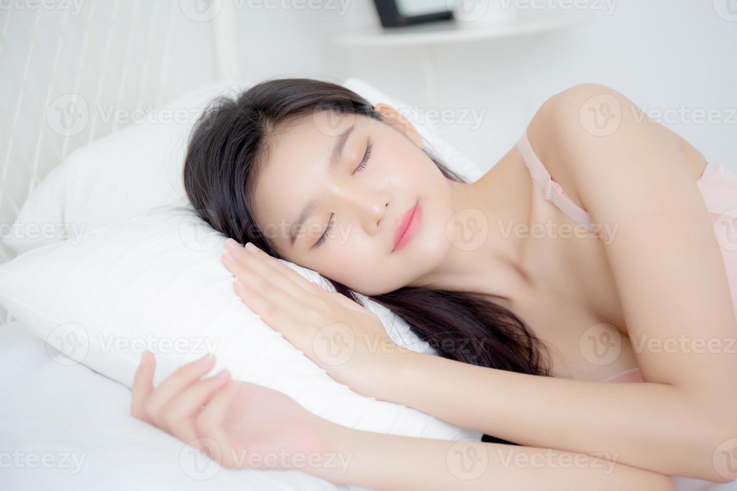 bela jovem asiática em cueca dormir deitada na cama com conforto e lazer feliz no quarto, beleza menina da ásia relaxe com aconchegante para a saúde no quarto em casa, conceito de estilo de vida. foto