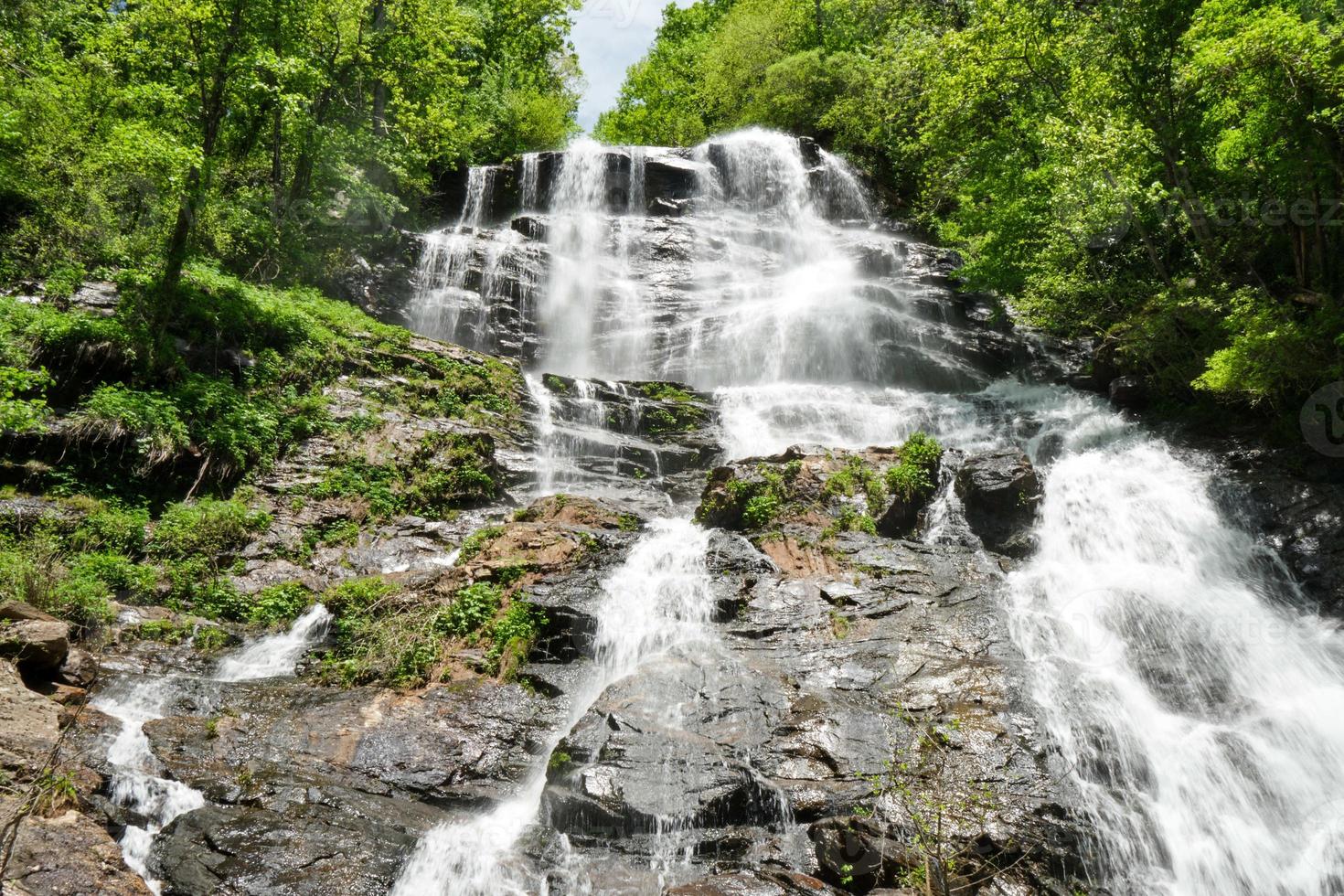 amicalola cai cachoeira na primavera foto