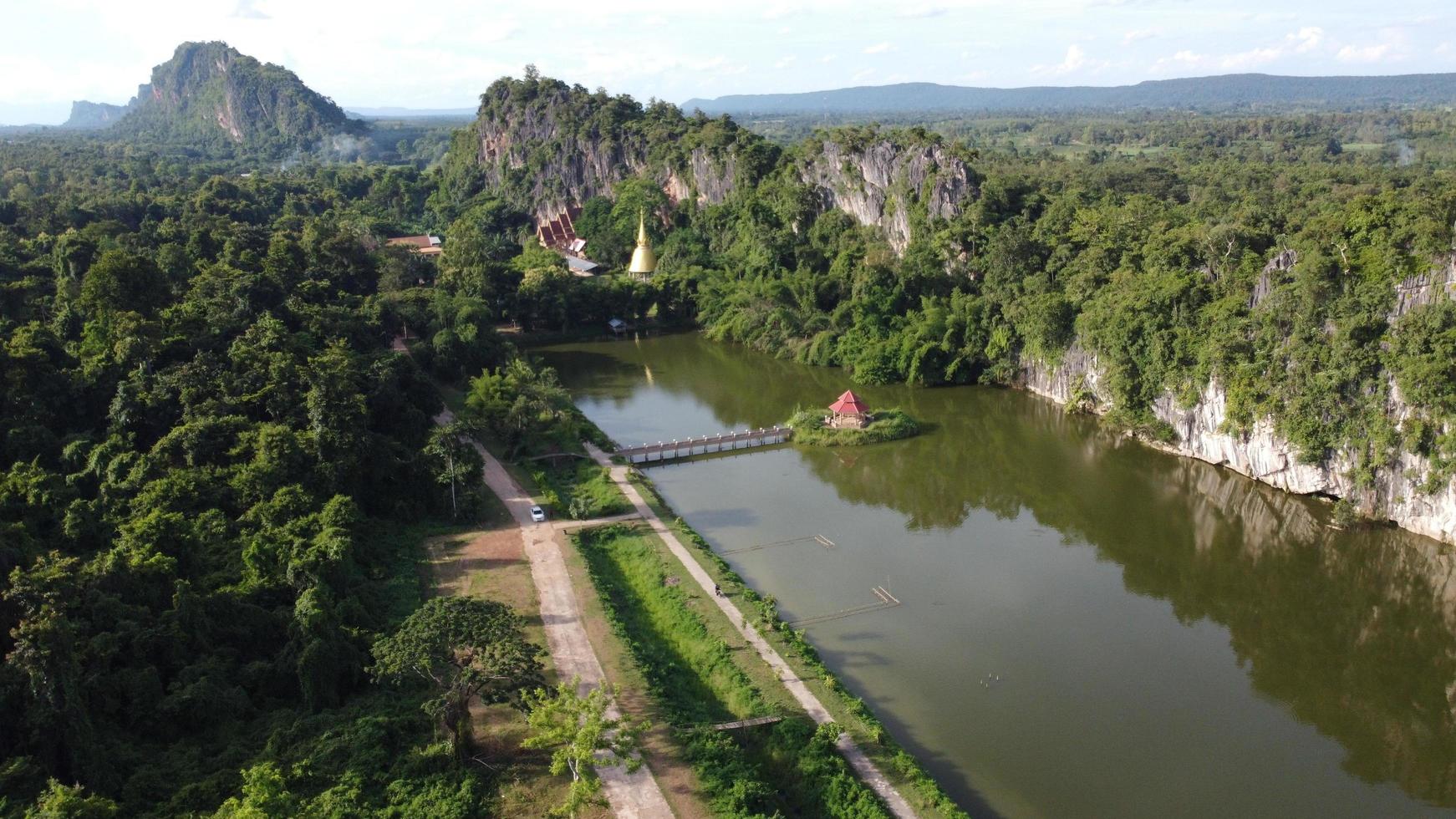 vista real da natureza da montanha na tailândia. cidade da floresta. foto