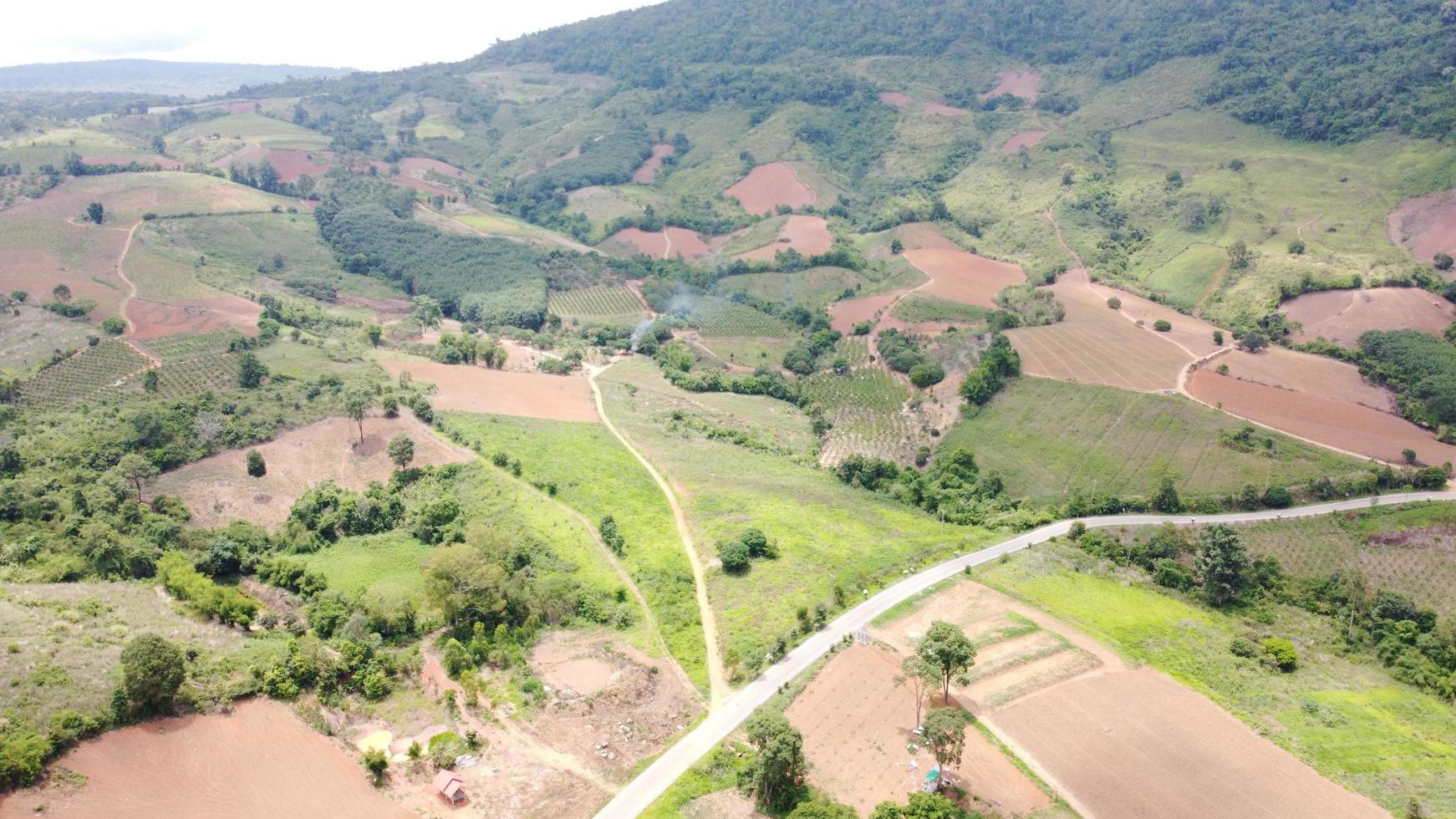 vista aérea da montanha é linda na tailândia foto