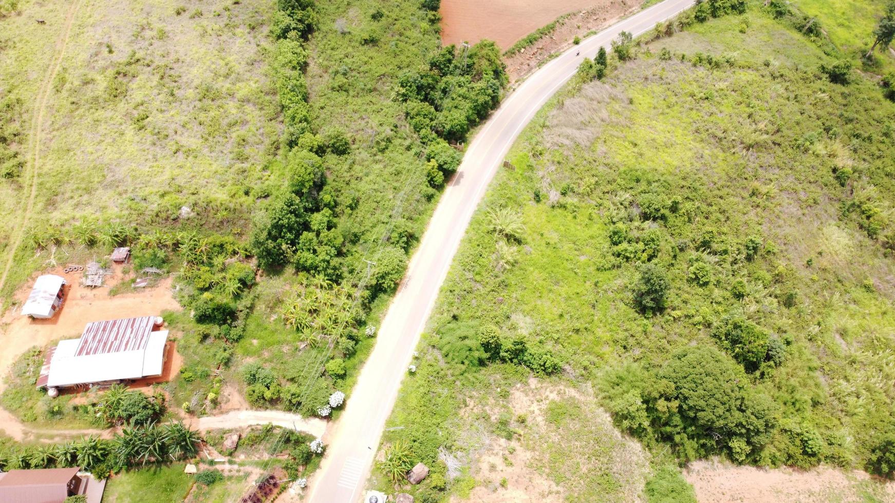 vista aérea da montanha é linda na tailândia foto