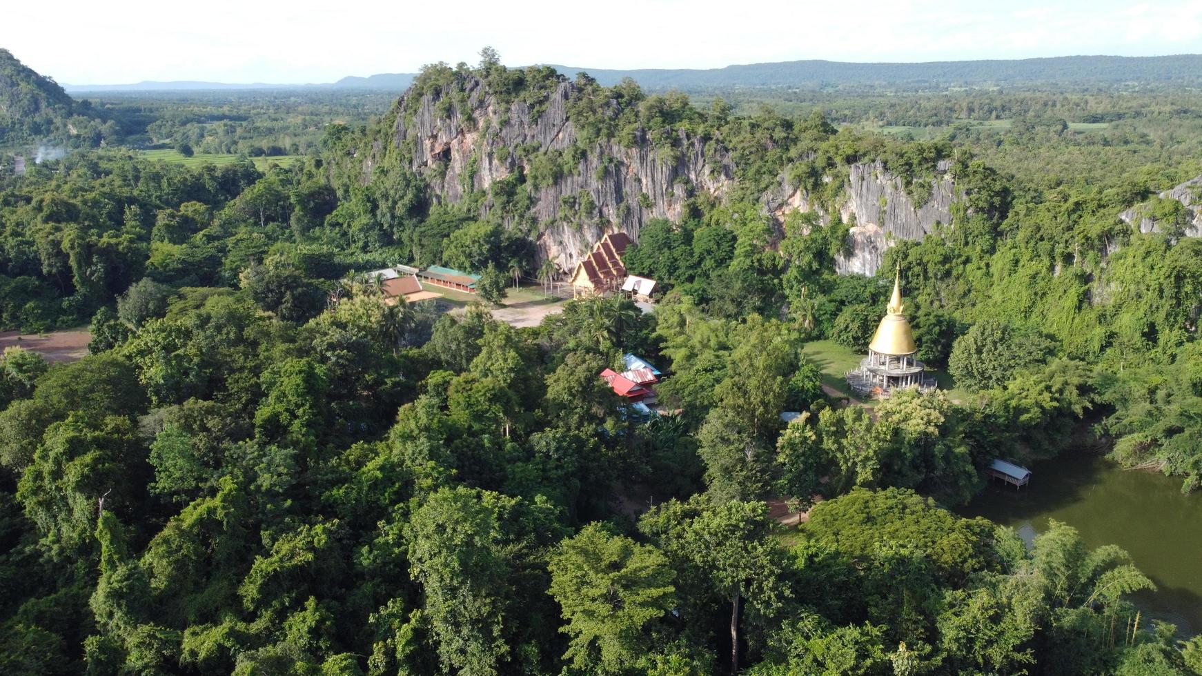 vista real da natureza da montanha na tailândia. cidade da floresta. foto