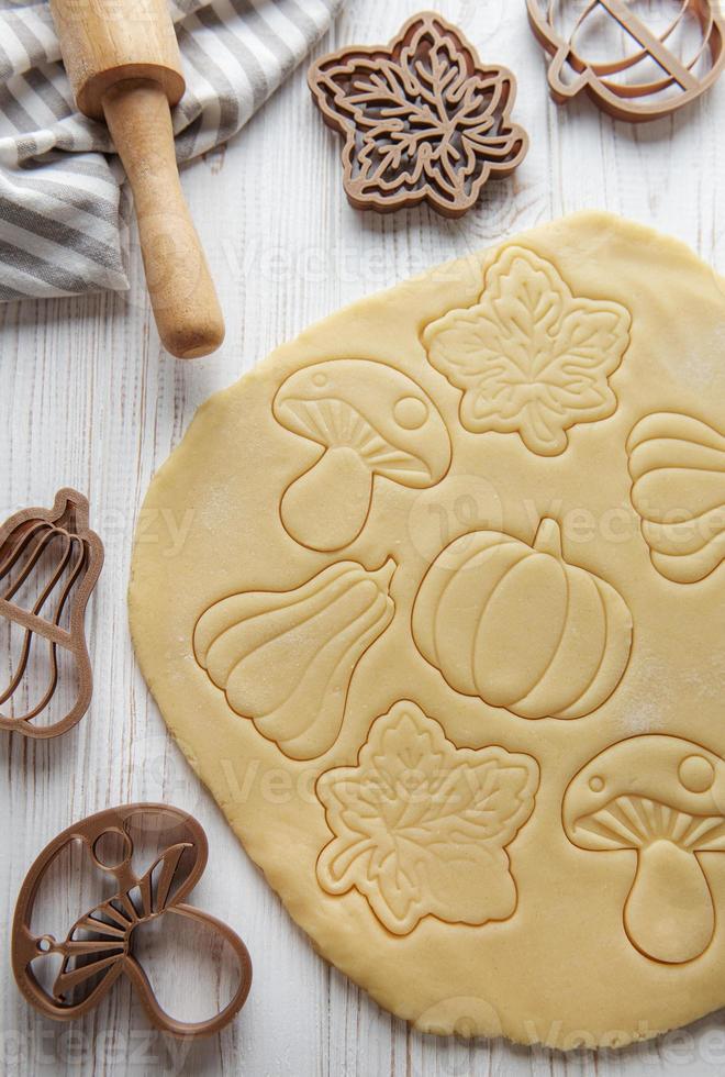 assar biscoitos em forma de abóbora e folhas foto