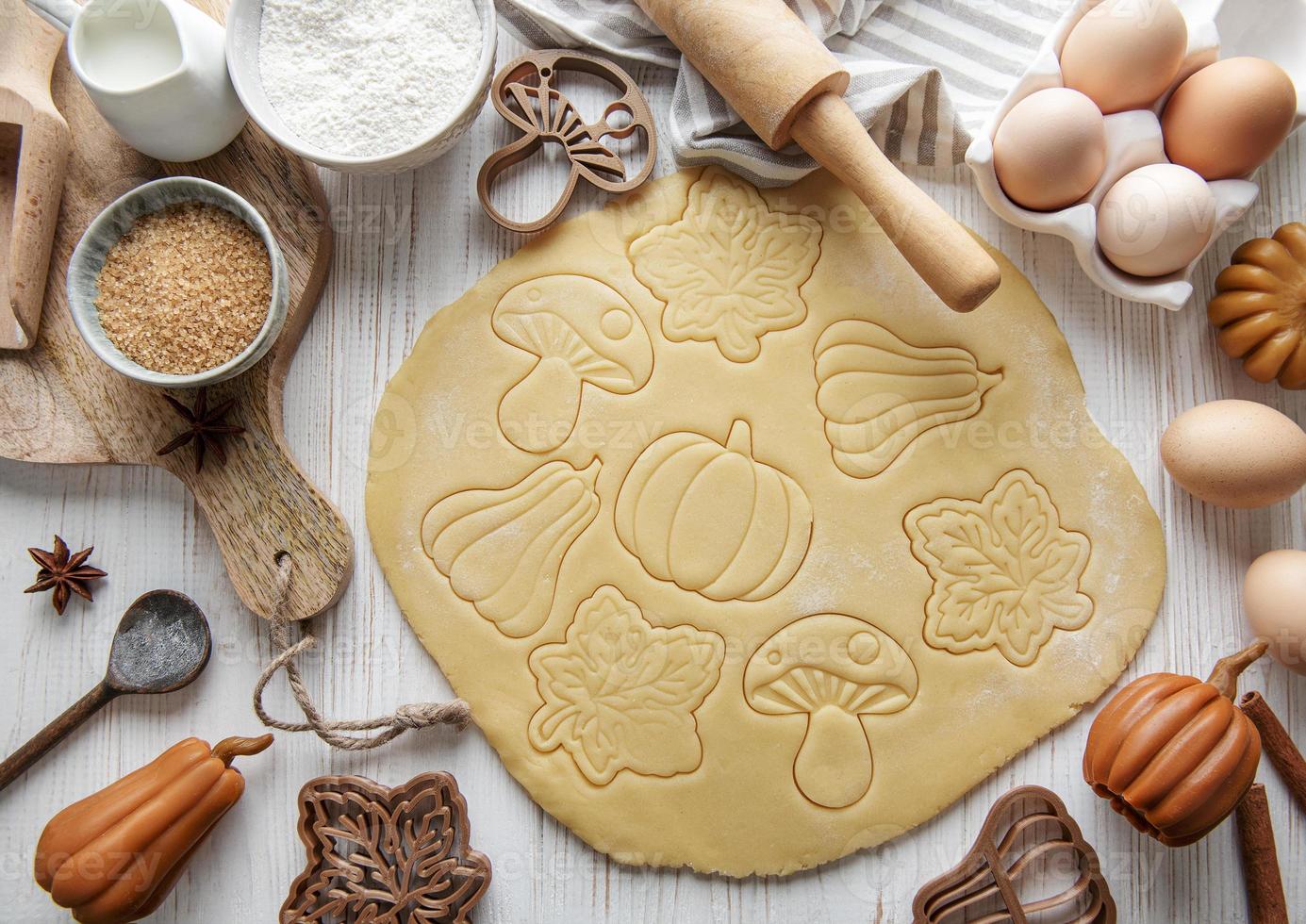 assar biscoitos em forma de abóbora e folhas foto