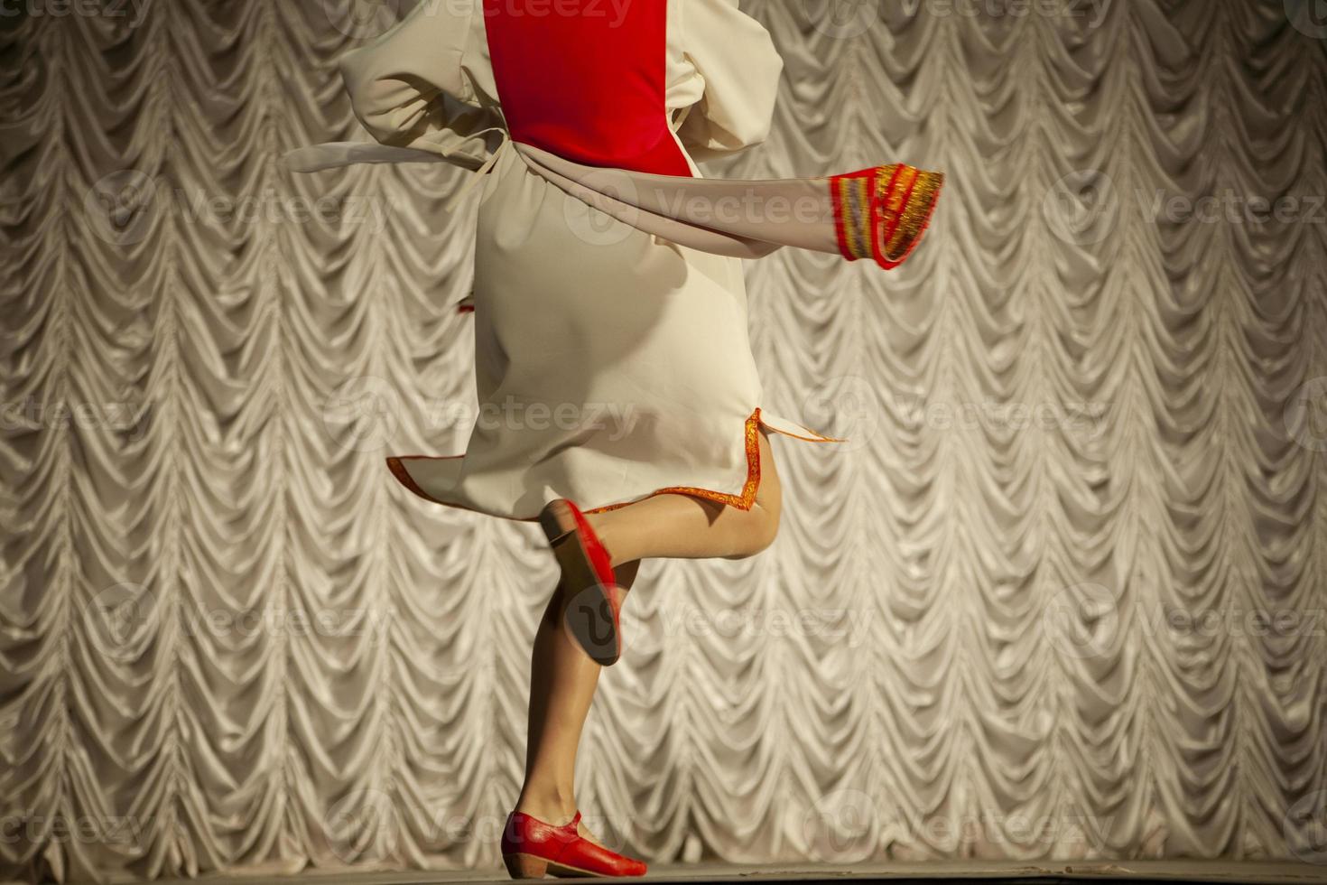 menina dançando. dança folclórica no palco. aula de dança. foto