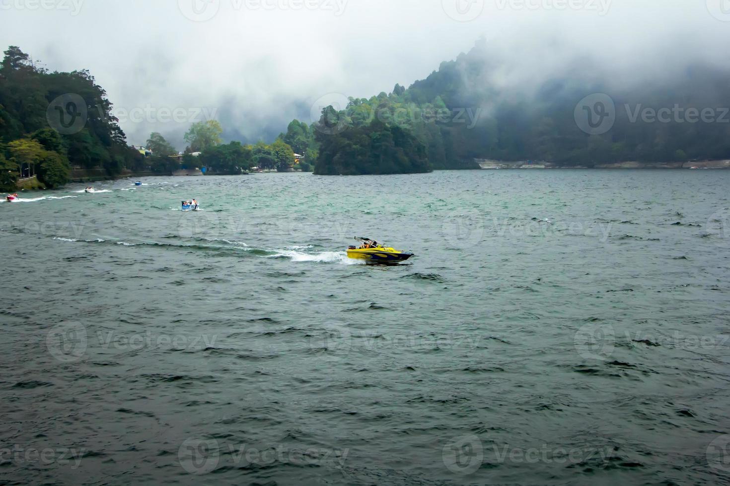 Lago sarangan panorâmico natural. magetan, leste de java - indonésia foto