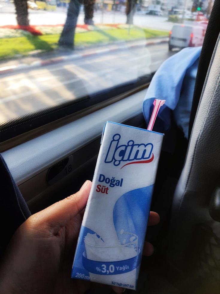 istambul, turquia, em julho de 2022. uma mão está segurando leite fresco icim. foto
