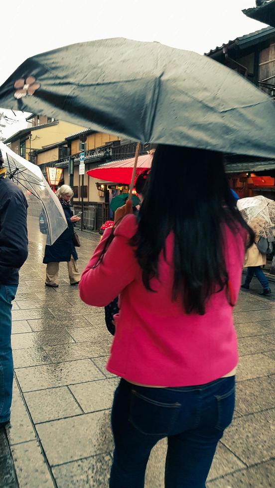 kyoto, japão, em 8 de abril de 2019. as pessoas estão andando enquanto usam guarda-chuvas porque está chovendo. foto