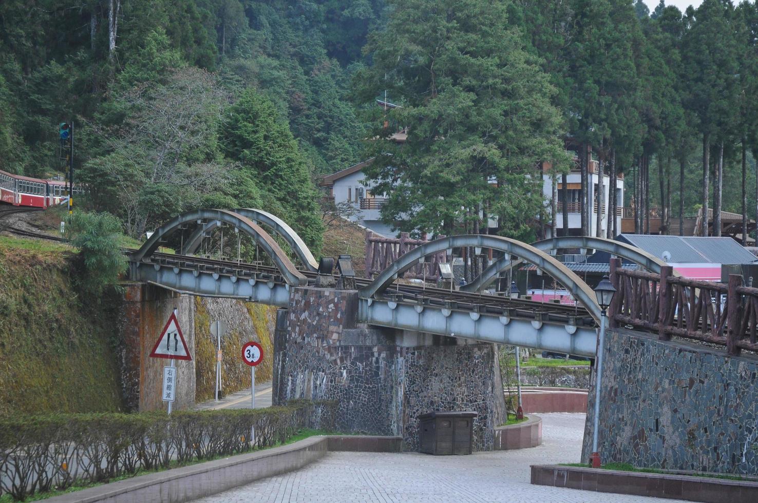 ponte de trem em uma pequena vila de alisan moutain taiwan foto