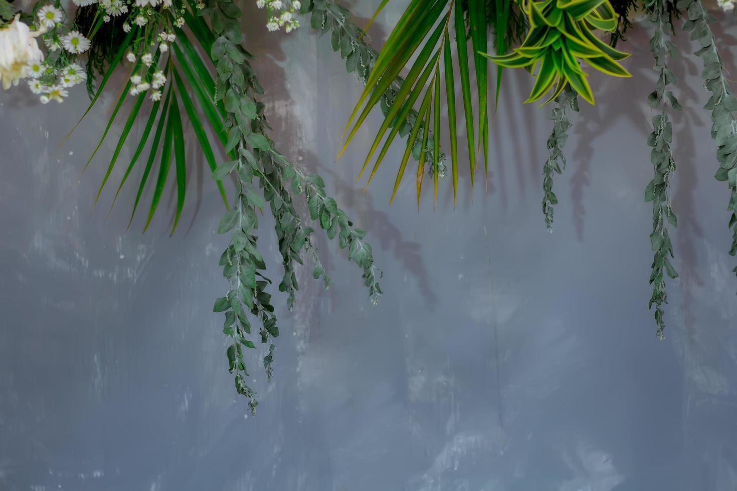 arranjos de flores. padrão de flores e folhas. layout de lista, copie o espaço. decoração de casamento. fundo de casamento com flores. decoração. papeis de parede. textura. foto