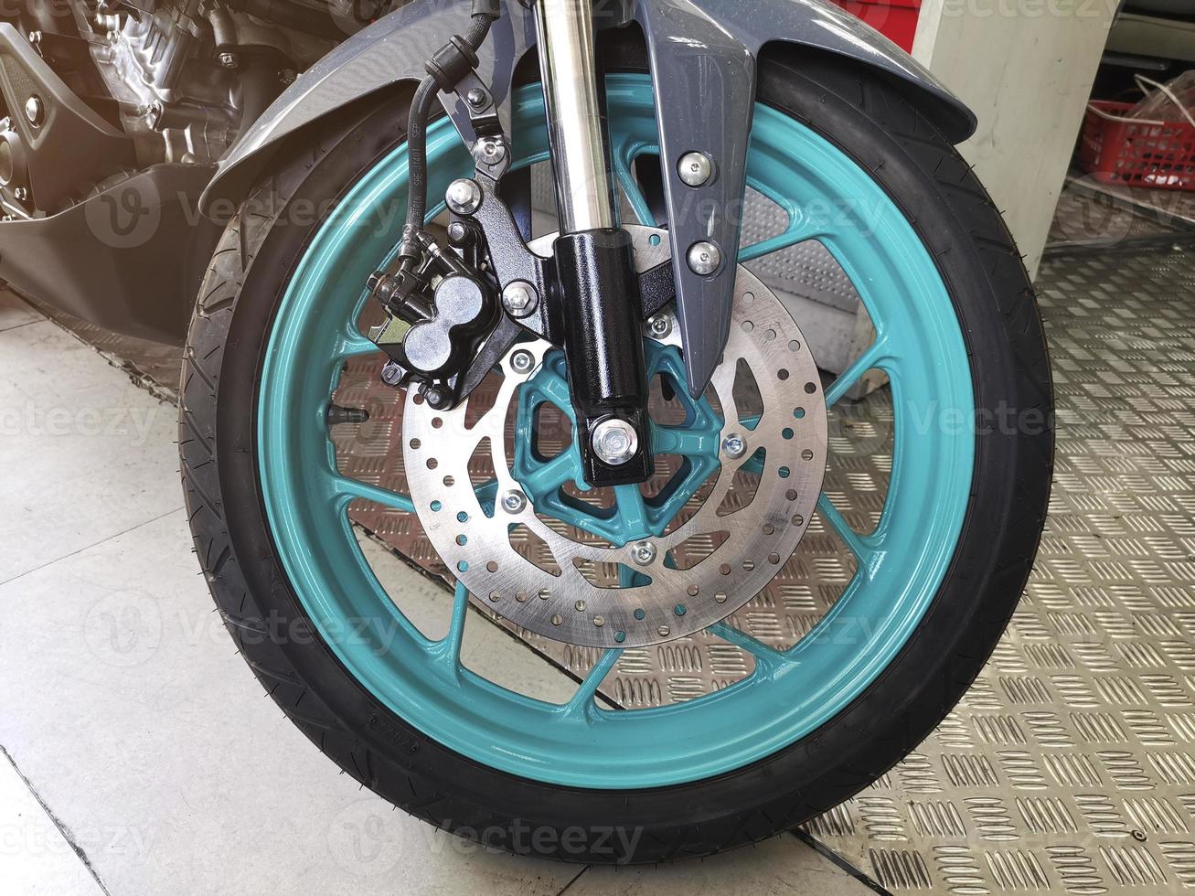 close-up de freios de motocicleta e roda dianteira foto
