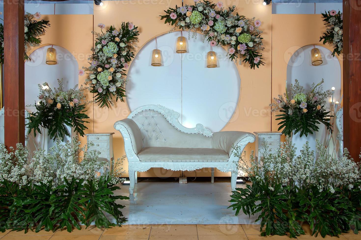 decorações de casamento. cenário de casamento com flores e decorações de casamento indonésias. foto