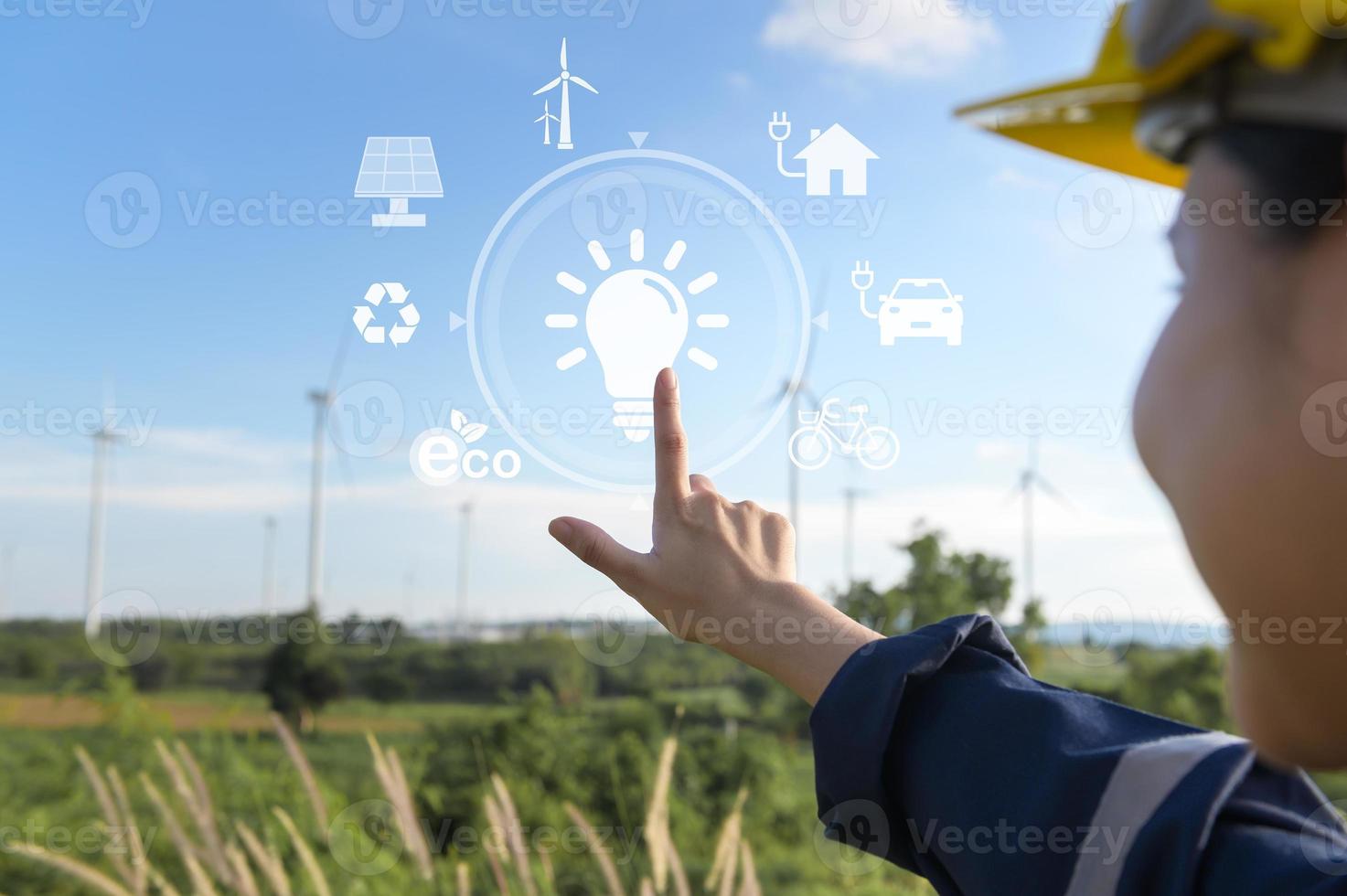 fechar a mão da mulher de engenharia está tocando dados de engenharia de análise de realidade virtual em um campo sobre fundo de turbinas elétricas foto